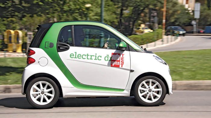 Στην πόλη, το ηλεκτρικό smart οδηγείται με ευκολία. Η αυτονομία της μπαταρίας θέτει όρια για τυχόν κίνηση εκτός πόλης.